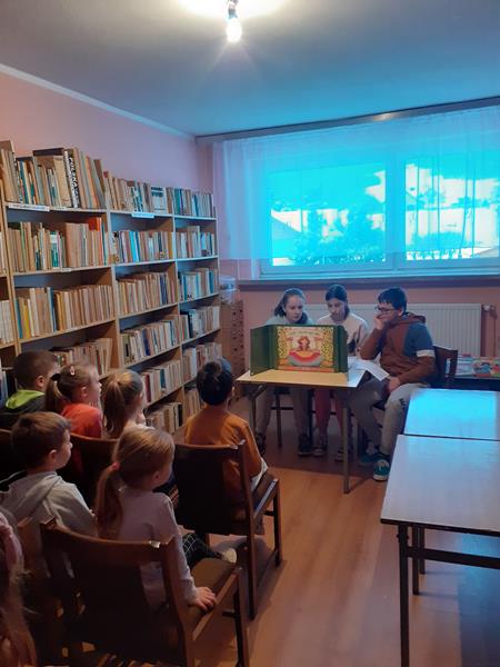 Wizyta oddziału przedszkolnego w bibliotece szkolnej